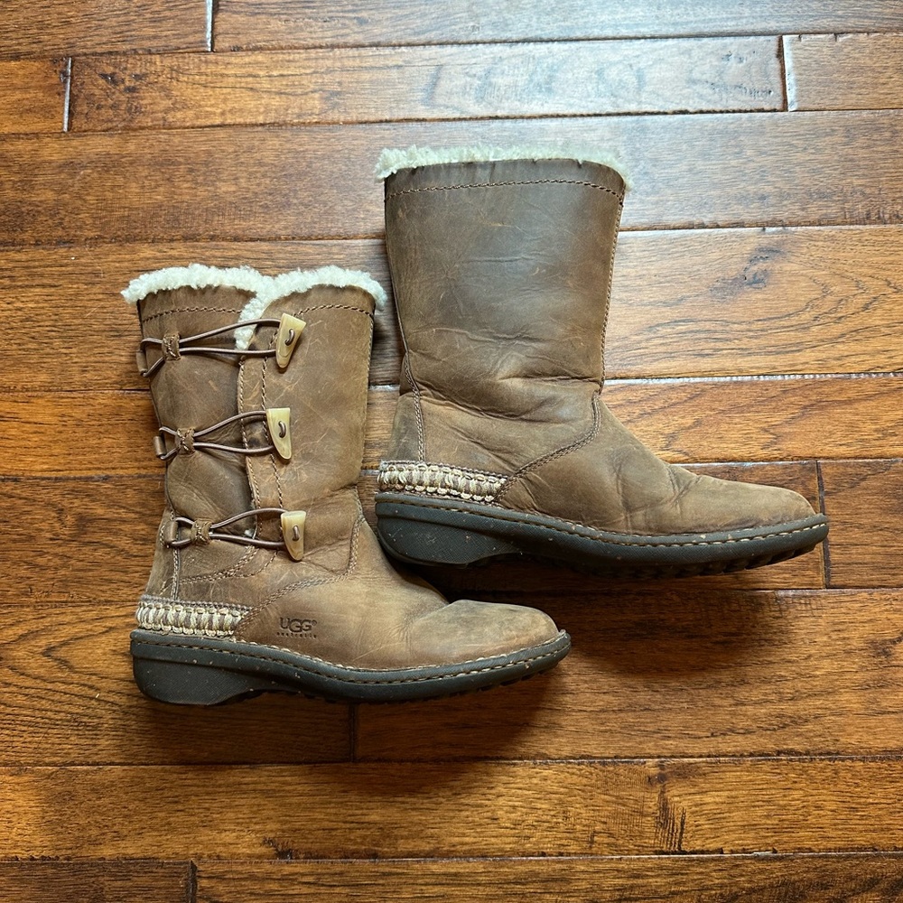 Ugg Kona Chestnut Suede Leather Shearling Sheepskin
Lined Toggle Boots Size 7
